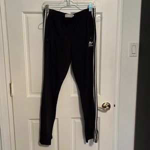 Adidas pants size medium vintage twin pockets with zipper at legs